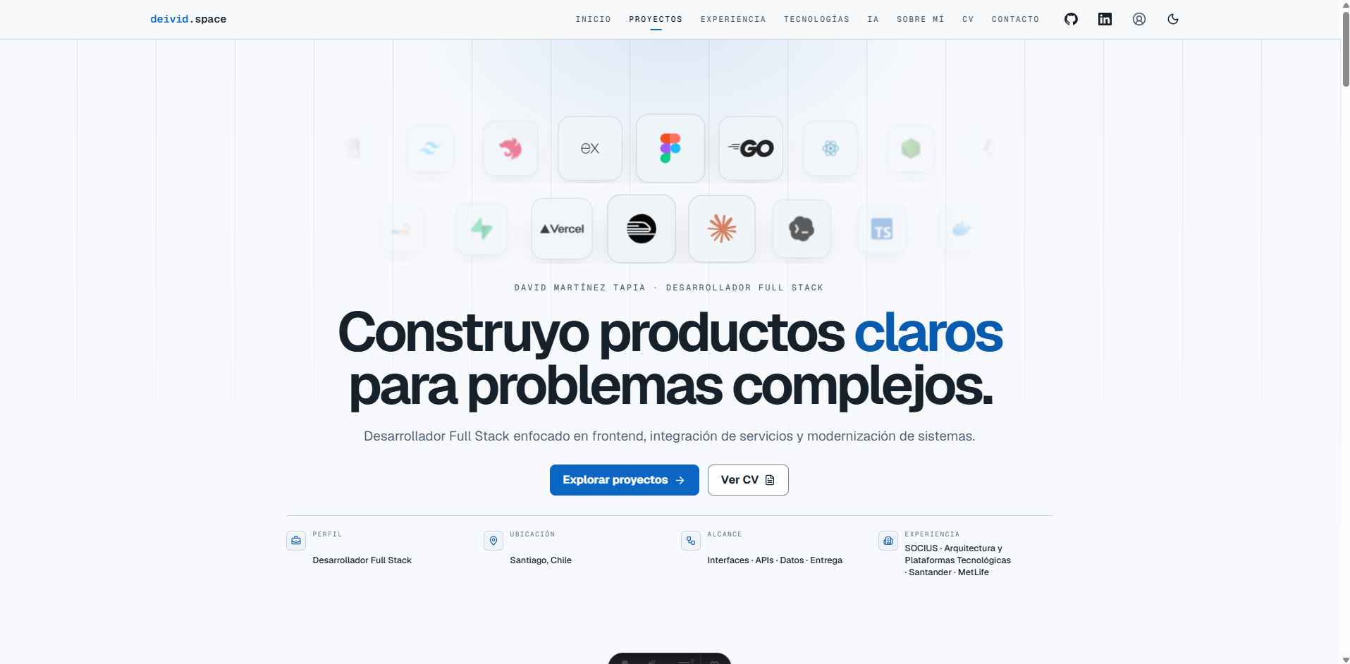 Portada de deivid.space con el titular «Construyo productos claros para problemas complejos» sobre una cuadrícula de logos de tecnologías.