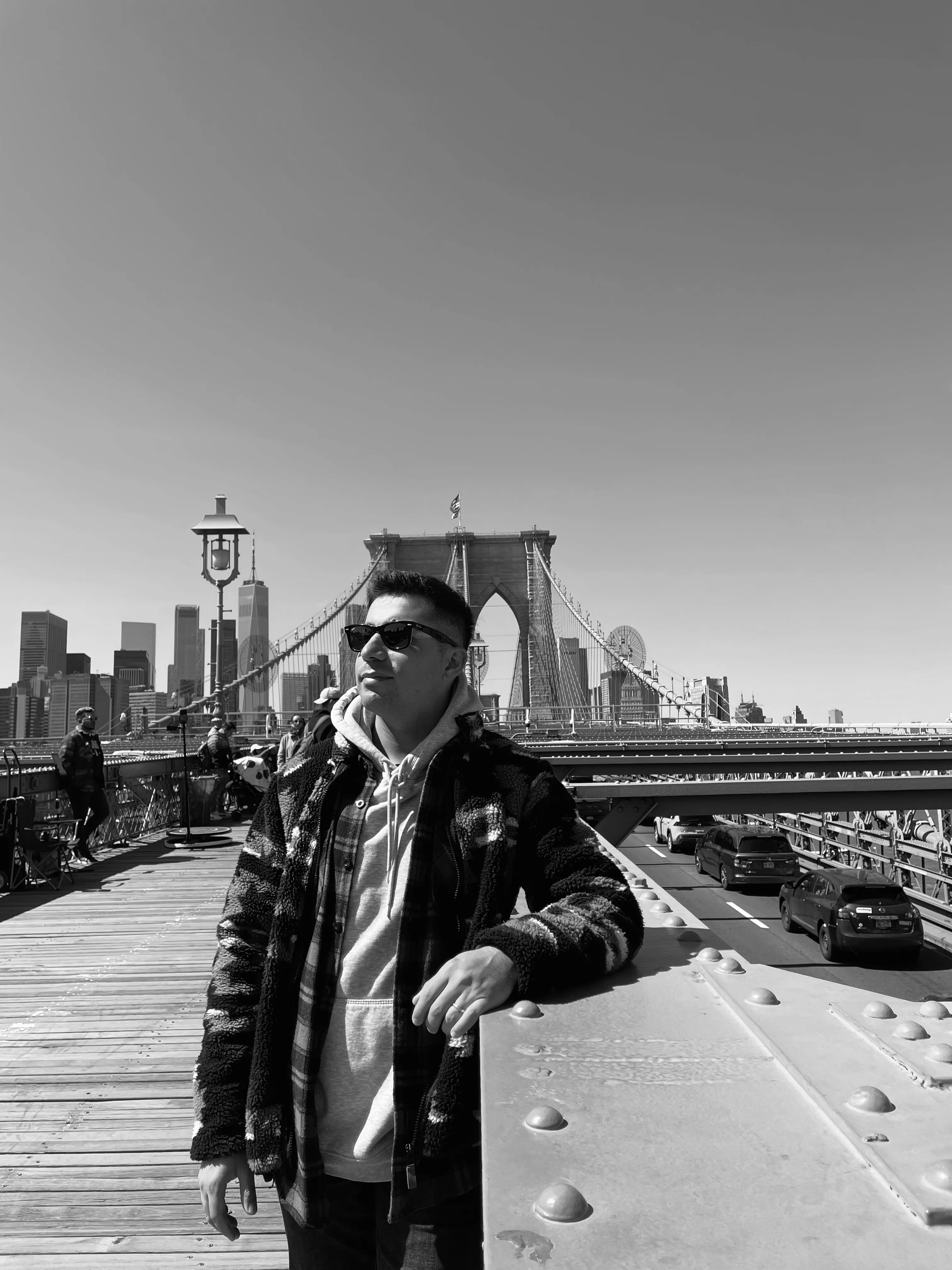David Martínez en el puente de Brooklyn